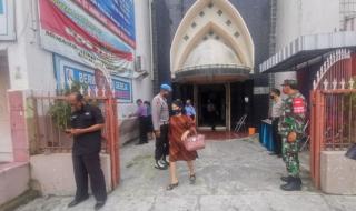 Polresta Cirebon Polda Jabar Lakukan Pengamanan Kebaktian Rutin di Gereja